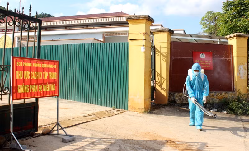  Trèo tường trốn khỏi khu cách ly để về nhậu: Ngày 28/5, Nông Văn Tư (SN 1997) và Nông Văn Được (SN 1993 đều trú tại huyện Sơn Động, Bắc Giang) đã rủ nhau trèo tường về nhà bố đẻ của Được để bắt cá nướng ăn, uống rượu. UBND huyện Sơn Động xử phạt mỗi người 7,5 triệu đồng.