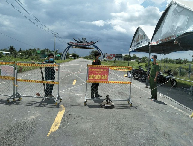  Trèo tường trốn khỏi khu cách ly để về nhà xin tiền mẹ: Ngày 13/7, H.V.N. (36 tuổi, ở huyện Gò Công Đông, Tiền Giang) đã trèo tường trốn khỏi khu cách ly về nhà xin tiền mẹ ruột mua một số vật dụng cá nhân... thì bị lực lượng chức năng phát hiện. N. bị Công an huyện Gò Công Đông đề xuất xử phạt từ 5 đến 10 triệu đồng. 