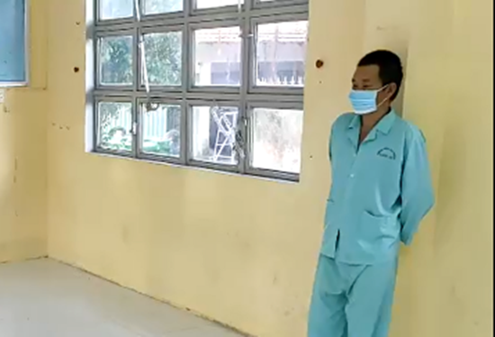  Gây rối xong leo rào trốn khỏi khu cách ly để về thăm nhà: Trong thời gian cách ly tập trung, ông Võ Phương Giang (42 tuổi, huyện Cần Đước, Long An) có hành vi gây rối trật tự, sau đó tìm cách bỏ trốn về nhà nhưng bị lực lượng chức năng kịp thời bắt giữ. Ngày 16/7, Công an huyện Tân Trụ xử phạt ông Giang 7,5 triệu đồng. 