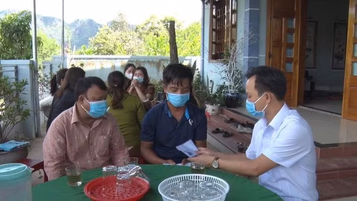  Một bé gái bị ong vò vẽ đốt tử vong: Ngày 11/8, tại huyện A Lưới, tỉnh Thừa Thiên - Huế, khi 3 cháu bé này trèo hái nhãn thì vô tình đụng phải một tổ ong vò vẽ. Đàn ong vò vẽ đã lao ra đốt. Cả 3 cháu đã được người nhà đưa đi cấp cứu, tuy nhiên, một bé gái 6 tuổi đã tử vong với hơn 10 vết đốt. 