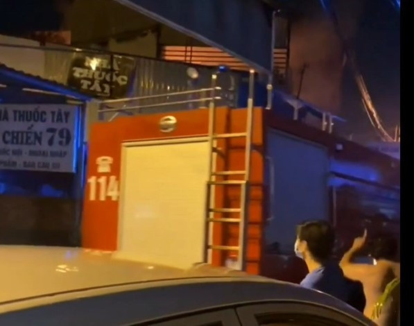 Có nhiều tiếng la hét từ một tiệm tạp hóa, mọi người chạy ra thì chứng kiến cảnh tiệm tạp hóa này đang bốc cháy dữ dội.