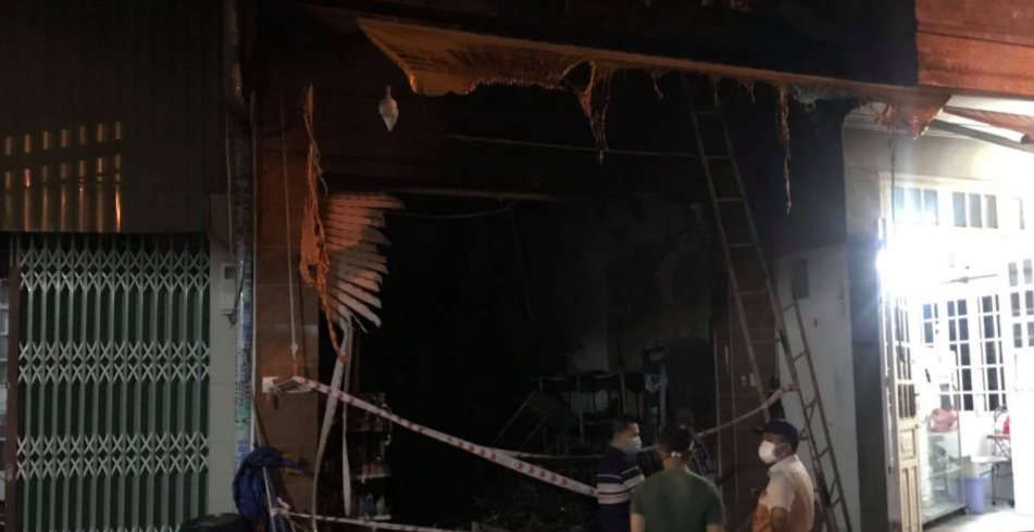 Phát hiện sự việc, người dân xung quanh đã dùng nước và bình cứu hỏa mini hỗ trợ dập lửa nhưng bất thành, trong căn nhà còn nhiều người bị mắc kẹt.