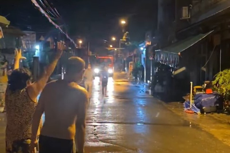 Được biết, căn nhà xảy ra cháy nằm trong khu dân cư đông người ở TP Dĩ An, có chiều ngang khoảng 5m. Phía trước nhà làm nơi bán tạp hóa và đồ chơi trẻ em. Hiện vụ cháy nhà trong đêm ở Bình Dương khiến 3 người tử vong đang được cơ quan chức năng điều tra, làm rõ.