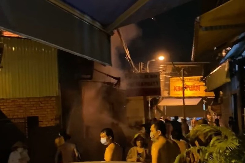 Lực lượng phòng cháy chữa cháy sau đó được huy động đến hiện trường để dập lửa, giải cứu các nạn nhân. Đến khoảng 1h ngày 19/8, vụ cháy được khống chế hoàn toàn. Thời điểm xảy ra cháy bên trong có 5 người trong một gia đình. Vụ cháy đã khiến ít nhất 3 người tử vong, 2 người khác bị thương được đưa cấp cứu.