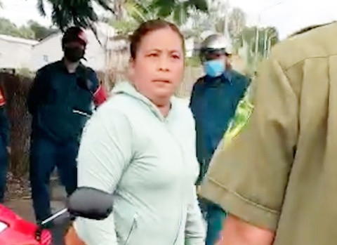  Người phụ nữ đánh công an vì thấy chồng bị lập biên bản: Thấy chồng bị tổ phòng, chống dịch COVID-19 lập biên bản vì ra đường khi không cần thiết, bà Trần Thị Tuyền (42 tuổi, ngụ xã Hòa Lạc, huyện Phú Tân, tỉnh An Giang) buông lời xúc phạm và đánh một công an xã. Ngày 13/8, Bà Tuyền bị Công an huyện Phú Tân bắt tạm giam 