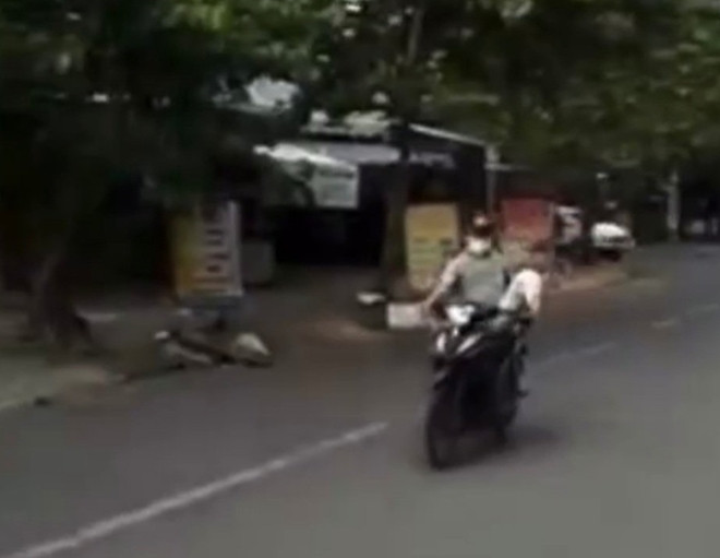  Nam thanh niên thách thức lực lượng chống dịch: Ngày 20/7, L.V.A (trú quận Cẩm Lệ, Đà Nẵng) đã lượn lờ trêu chọc, thách thức lực lượng chốt kiểm soát dịch tại quận Cẩm Lệ, tông đứt dây chắn, vừa điều khiển xe máy vừa giơ thẳng chân hướng vào lực lượng đang làm nhiệm vụ. Ngày 23/7, Công an quận Cẩm Lệ đã xử phạt L.V.A. số tiền 8,25 triệu đồng. 