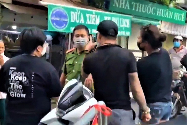  Đôi vợ chồng gây rối đòi "thông chốt" kiểm dịch: Ngày 28/7, không xuất trình được thẻ ra vào chợ Yên Phụ, không có lý do chính đáng, một đôi vợ chồng bị lực lượng kiểm dịch ngăn lại nhưng vẫn cố tình chống đối, đòi "thông chốt" tại phường Phúc Xá, quận Ba Đình, Hà Nội. UBND phường Yên Phụ đã xử phạt mỗi người là 3 triệu đồng. 