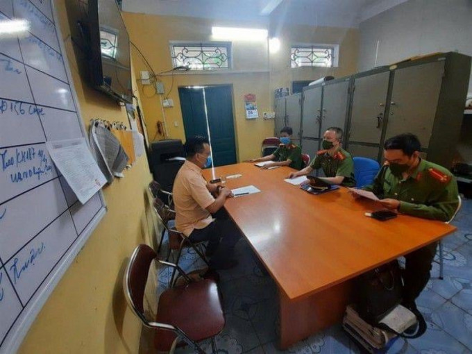  Say xỉn, xưng "tao là VTV", lăng mạ công an tại chốt kiểm dịch: Ông Nguyễn Đức (38 tuổi, ở khu đô thị Đặng Xá, huyện Gia Lâm, Hà Nội) có biểu hiện say xỉn, liên tục chửi bới, xưng: "tao là VTV"; "tao là tiến sĩ đây" rồi liên tục thách thức các cán bộ ở chốt kiểm dịch. Ngày 17/8, UBND xã Đặng Xá đã xử phạt ông Đức 3 triệu đồng và xem xét xử lý các hành vi khác.