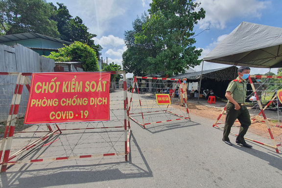  Người phụ nữ đánh, cắn công an tại chốt kiểm dịch: Ngày 15/8, được yêu cầu xuất trình giấy tờ và khai báo y tế, bà Phạm Thị Thùy D. (43 tuổi, ngụ TP Thủ Đức, TP HCM) không chấp hành mà tăng ga định vượt chốt. Một chiến sĩ công an ngăn lại đã bị bà cắn tay và đánh vào mặt. Hiện, bà D. bị Công an TP Thủ Đức tạm giữ để xử lý về hành vi chống người thi hành công vụ.