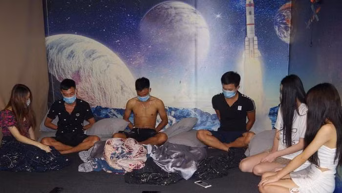  13 nam nữ thuê phòng khách sạn để 'bay lắc': Ngày 11/8, Công an tỉnh Hà Nam cho biết đơn vị đang tạm giữ 13 người để điều tra về hành vi tổ chức sử dụng trái phép chất ma túy. Tại hiện trường, cơ quan chức năng thu giữ 1 túi nilon có chứa tinh thể màu trắng, các dụng cụ phục vụ cho việc sử dụng ma túy… Qua test nhanh 13 người trên đều dương tính với ma túy. 