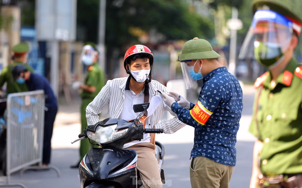 Trao đổi với phóng viên báo Tiền Phong, Đại úy Trần Ngọc Lực – Tổ trưởng tổ công tác số 3 (Y3) cho biết, trong quá trình kiểm tra, hầu hết người dân đều xuất trình giấy đi đường. Thế nhưng nhiều trường hợp giấy đi đường không hợp lệ. 