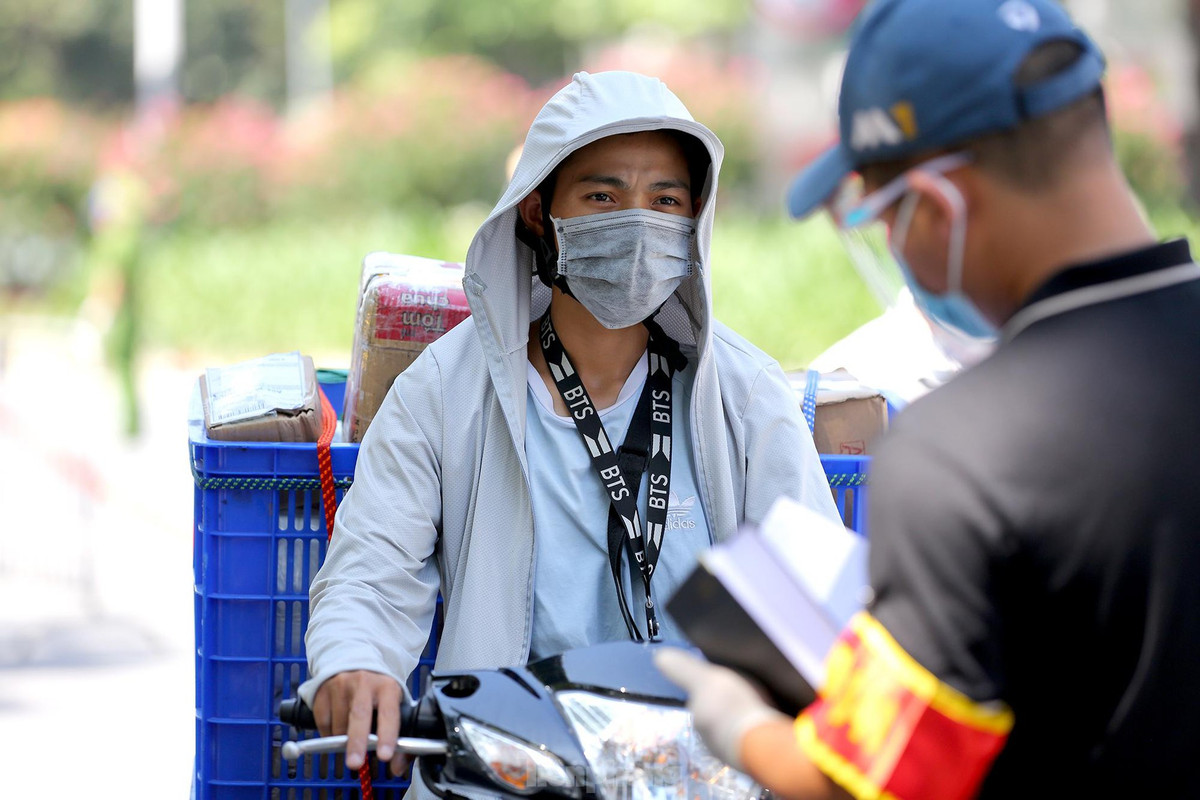 Nhiều trường hợp ra đường không có lý do chính đáng, giấy tờ không hợp lệ, phương tiện vi phạm… bị Tổ công tác số 3 xử lý.