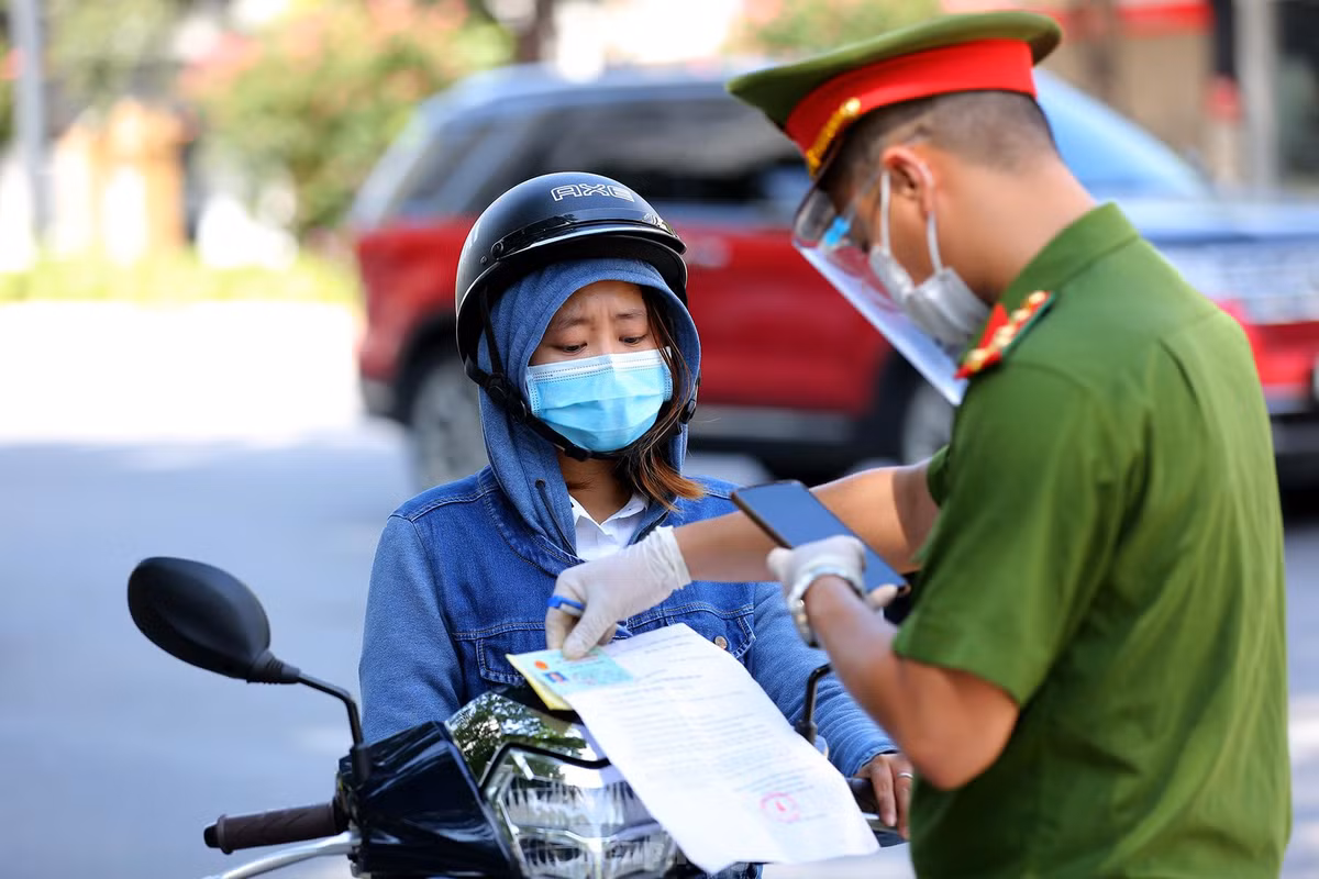 Tổ công tác cũng kiểm soát nghiêm việc sử dụng giấy đi đường của cơ quan, doanh nghiệp cấp xem có đúng đối tượng, đối tượng ra đường có đúng mục đích không để từ đó kịp thời xử lý nghiêm và kiến nghị cấp có thẩm quyền xử lý đơn vị cấp giấy, tránh tình trạng lợi dụng việc cấp giấy ra đường không rõ lý do. 