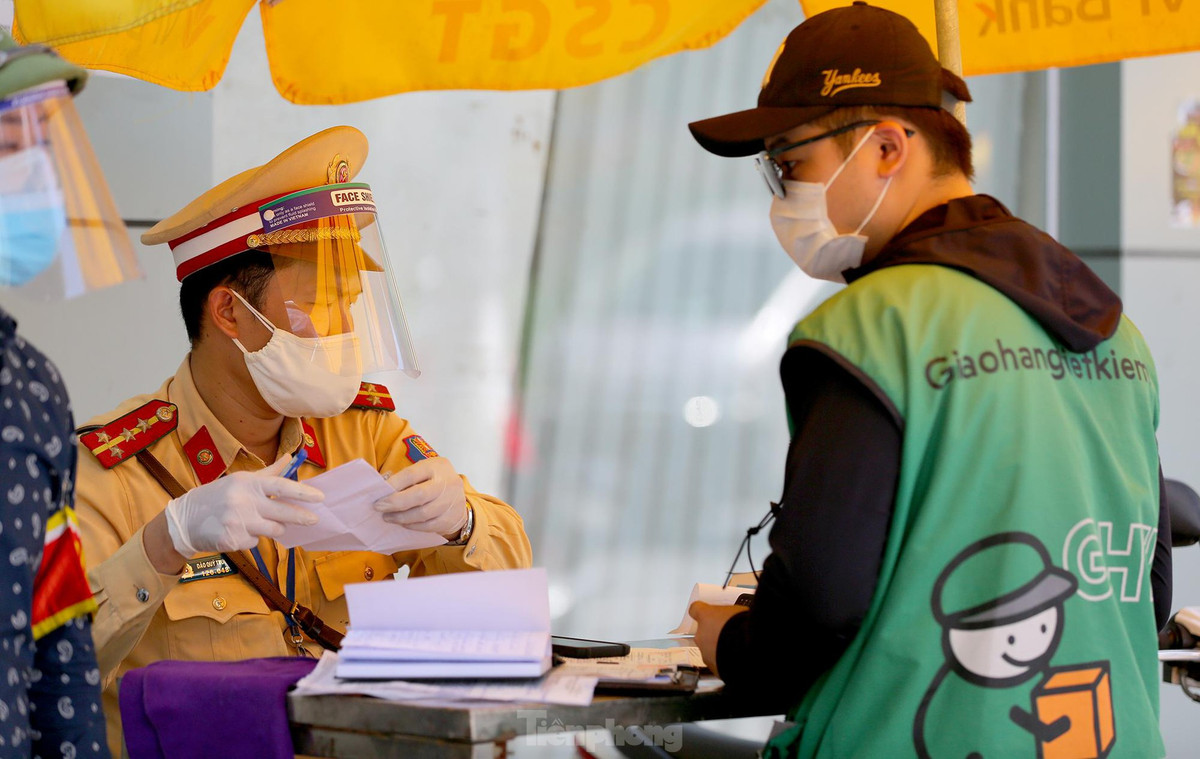 Trường hợp lái xe giao hàng này không xuất trình được giấy tờ đi đường hợp lệ đã bị lập biên bản xử lý. 