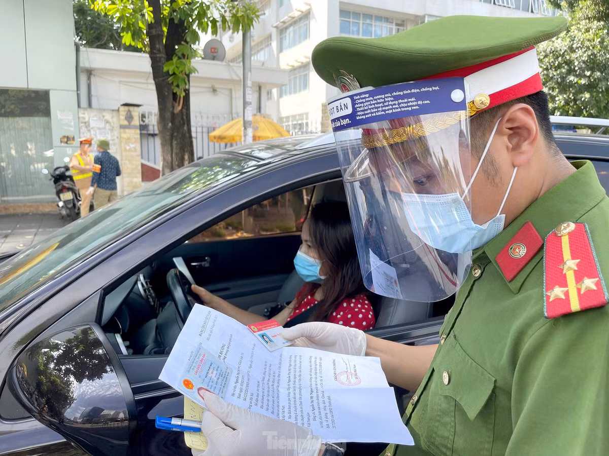 Hinh anh to cong tac dac biet kiem tra nguoi luu thong trong noi do Ha Noi-Hinh-2