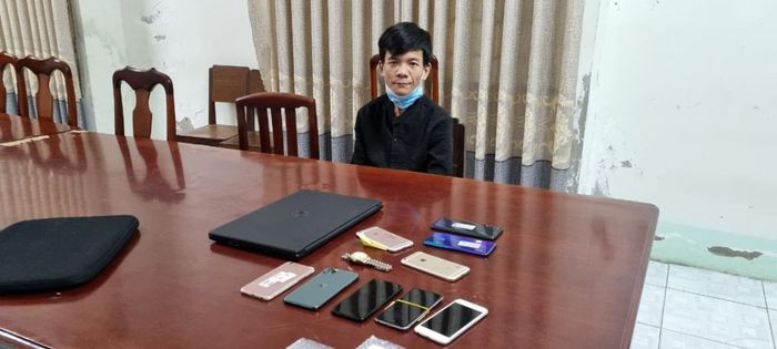  'Đạo chích' có 3 tiền án chuyên trộm cắp tài sản trong mùa dịch: Ngày 15/8, Công an TP. Rạch Giá, tỉnh Kiên Giang đã khởi tố bị can, ra lệnh bắt tạm giam đối với Trương Văn Trang (SN 1990) về tội trộm cắp tài sản. Trang đã thực hiện hàng loạt vụ trộm cắp tài sản của người dân trong mùa dịch tại TP Rạch Giá.