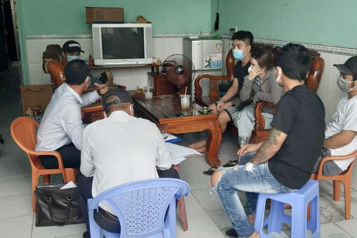  Tụ tập uống cà phê, 6 người bị phạt 90 triệu: Nhóm 6 người ở huyện Vĩnh Hưng (Long An) tụ tập uống cà phê trong thời gian địa phương giãn cách xã hội theo Chỉ thị 16. Ngày 15/8, UBND thị trấn Vĩnh Hưng cho biết, vừa lập biên bản đề xuất UBND huyện xử phạt 6 người với tổng số tiền 90 triệu đồng. 