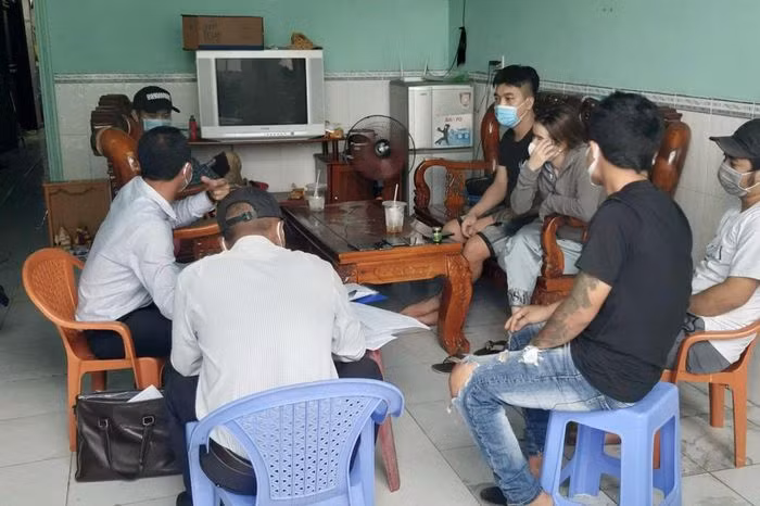  Tụ tập uống cà phê, 6 người bị phạt 90 triệu: Nhóm 6 người ở huyện Vĩnh Hưng (Long An) tụ tập uống cà phê trong thời gian địa phương giãn cách xã hội theo Chỉ thị 16. Ngày 15/8, UBND thị trấn Vĩnh Hưng cho biết, vừa lập biên bản đề xuất UBND huyện xử phạt 6 người với tổng số tiền 90 triệu đồng. 