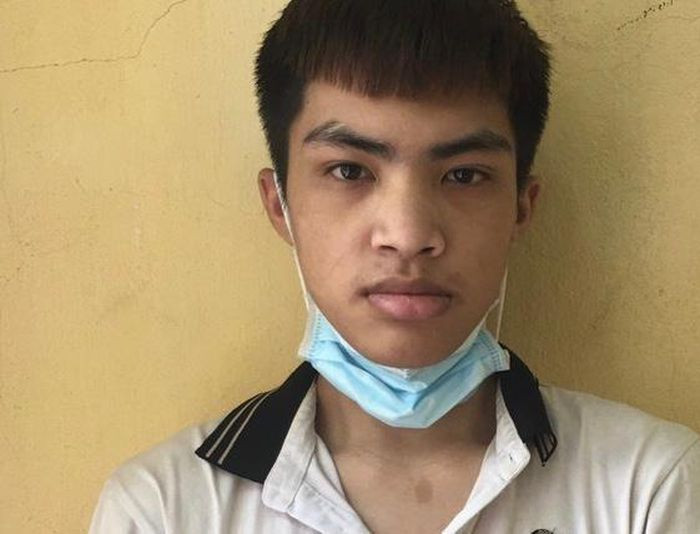  Cạy, phá hàng loạt cửa ô tô trộm cắp tài sản để chơi game: Lợi dụng buổi trưa và ban đêm, Nguyễn Ngọc Hiếu (SN 2003 ở TP Thanh Hóa) đến các khu vực có xe ô tô của các gia đình đậu đỗ trên vỉa hè, trước cửa nhà hoặc tại các vị trí bị che khuất tầm quan sát để phá cửa ô tô trộm tài sản. Ngày 15/8, Hiếu bị Công an TP Thanh Hóa bắt giữ.