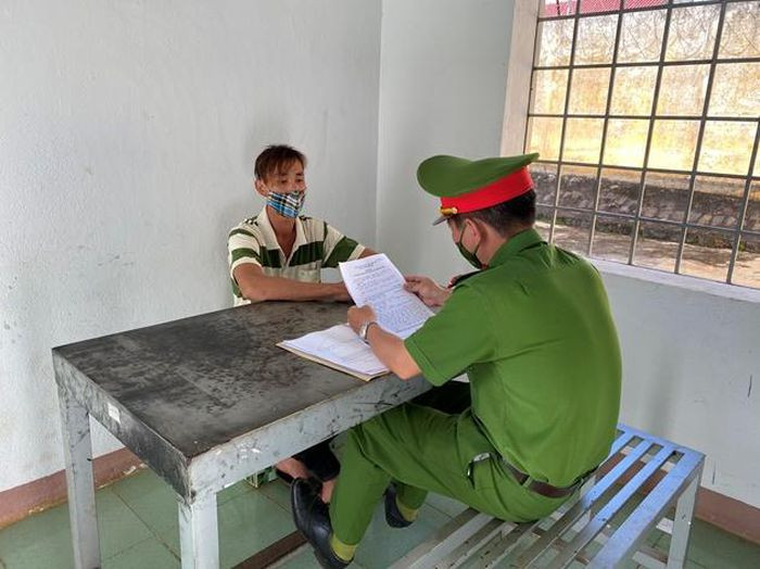  Cướp 50.000 đồng của người phụ nữ rồi bắt nạn nhân cởi quần áo: Sau khi hành hung lấy được 50.000 đồng của bà Lại Thị H. (SN 1972), Hoàng Minh Châu (SN 1993, cùng trú trú huyện Đắk Mil, Đắk Nông) yêu cầu nạn nhân cởi quần áo. Bà H. không cởi tri hô thì Châu bỏ xe máy lại và bỏ chạy. Ngày 18/8, Châu bị Công an huyện Đắk Mil tạm giữ. 