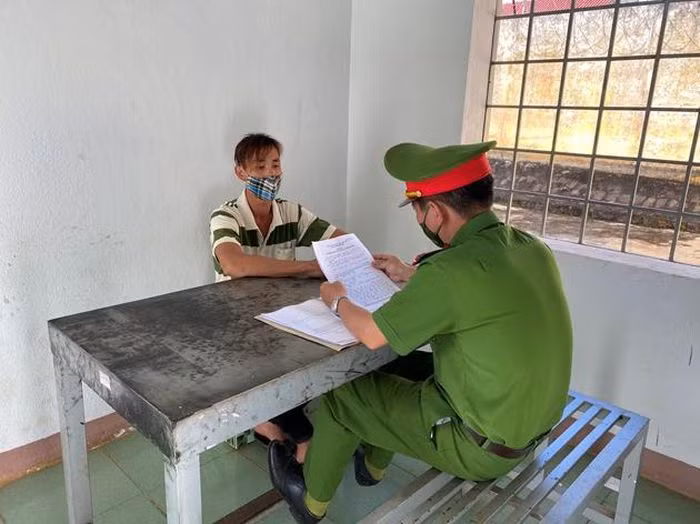  Cướp 50.000 đồng của người phụ nữ rồi bắt nạn nhân cởi quần áo: Sau khi hành hung lấy được 50.000 đồng của bà Lại Thị H. (SN 1972), Hoàng Minh Châu (SN 1993, cùng trú trú huyện Đắk Mil, Đắk Nông) yêu cầu nạn nhân cởi quần áo. Bà H. không cởi tri hô thì Châu bỏ xe máy lại và bỏ chạy. Ngày 18/8, Châu bị Công an huyện Đắk Mil tạm giữ. 