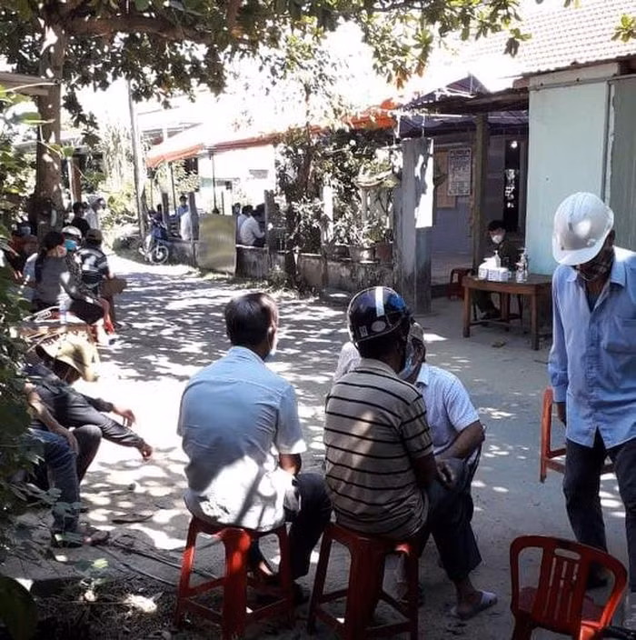  Một người đàn ông bị nhóm đối tượng đâm tử vong: Tối 17/8 tại huyện Quế Sơn, tỉnh Quảng Nam, anh Nguyễn Hữu Nh. (30 tuổi) đang nói chuyện với một nhóm khoảng 3 người ở cùng trú huyện Quế Sơn thì xảy ra vãi vã, xô xát. Sau đó, nhóm người này đã dùng hung khí đâm anh Nh. khiến nạn nhân tử vong.