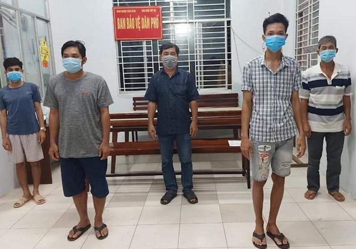  Lấy cớ đi làm ruộng rồi tổ chức đá gà ăn tiền: Lợi dụng lý do đi làm ruộng, làm vườn rồi hẹn nhau tụ tập tại bãi đất trống gần bờ sông để tổ chức đá gà ăn thua bằng tiền thì bị Công an quận Thốt Nốt, TP Cần Thơ bắt giữ. Ngày 18/8, Công an quận Thốt Nốt cho biết, đã lập hồ sơ đề nghị xử phạt 7 người liên quan, mỗi người 15 triệu đồng. 