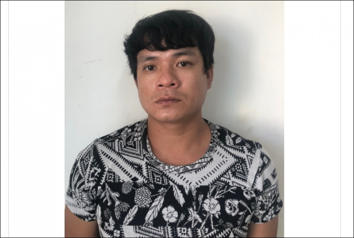  Hành hung nhân viên gác chốt phong tỏa: Do không cho đi qua chốt, Lê Thành Trung (32 tuổi, trú TP Nha Trang, tỉnh Khánh Hòa) đã chửi bới và nhào đến đấm vào mặt một nhân viên trực chốt rồi tiếp tục dùng chìa khóa đánh vào mặt một nhân viên khác. Ngày 18/8, Trung bị Công an TP Nha Trang bắt khẩn cấp. 