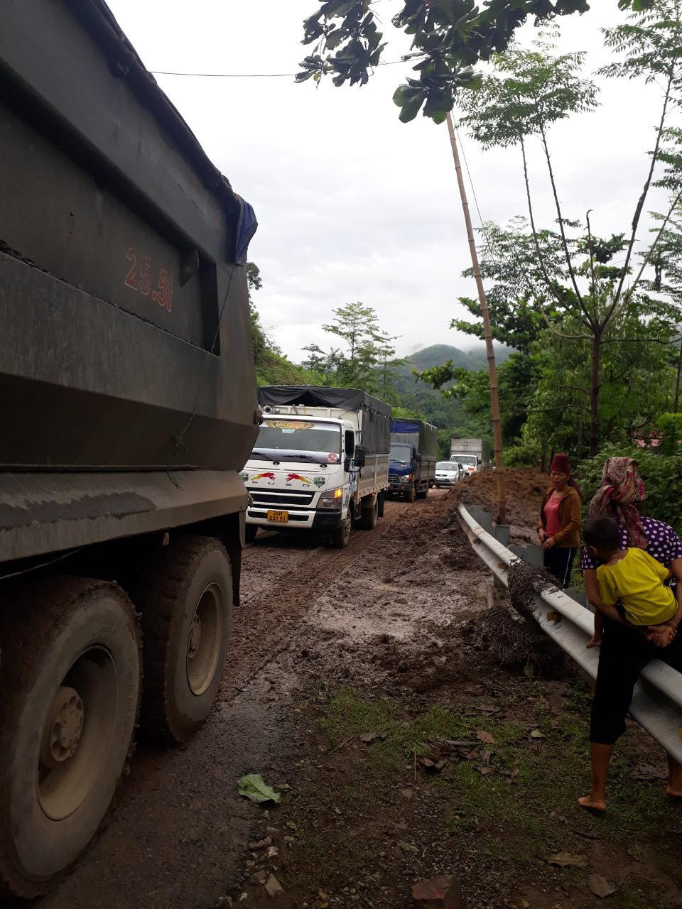 Nhiều phương tiên bị ùn tắc kéo dài.