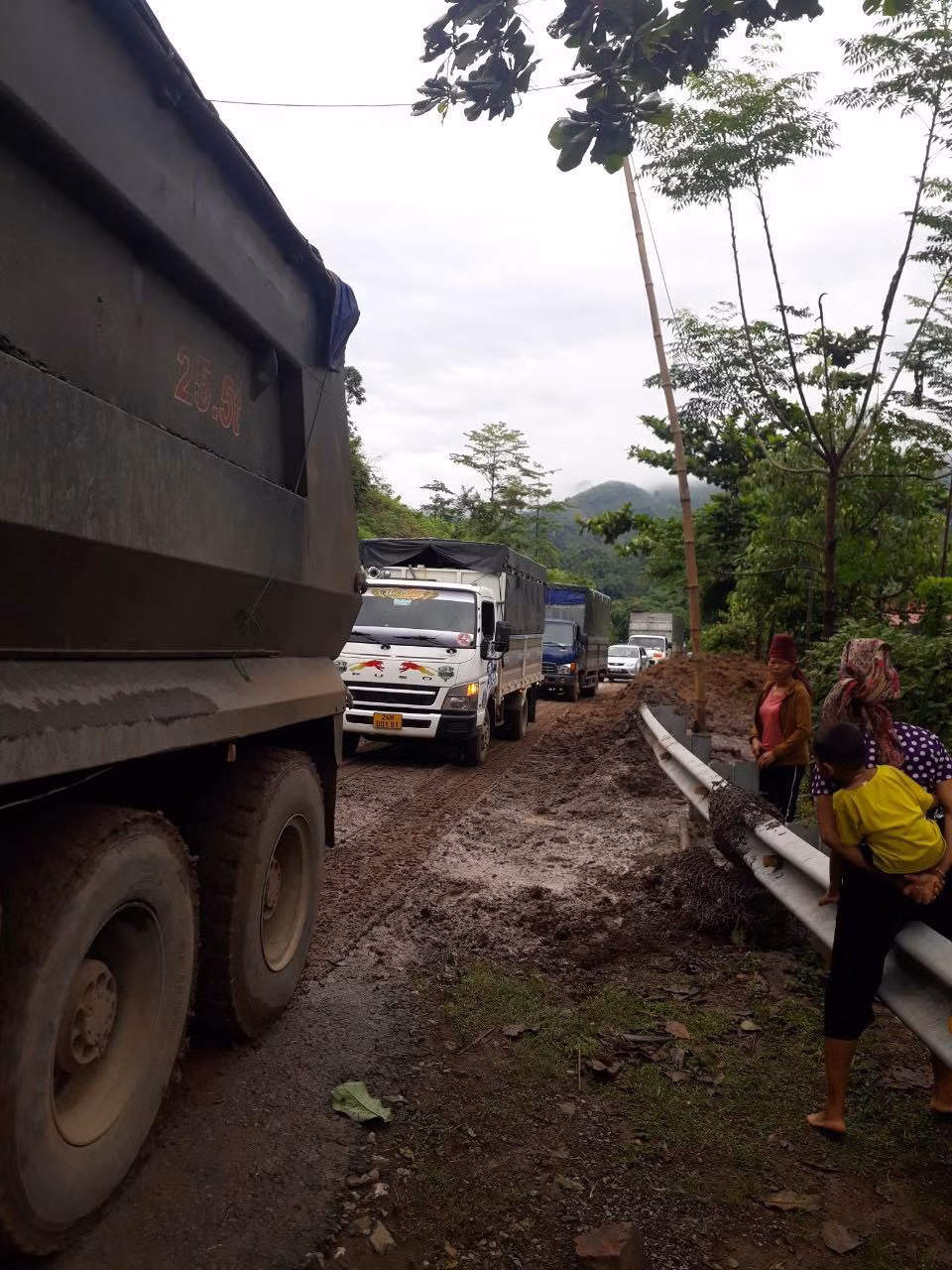 Nhiều phương tiên bị ùn tắc kéo dài.