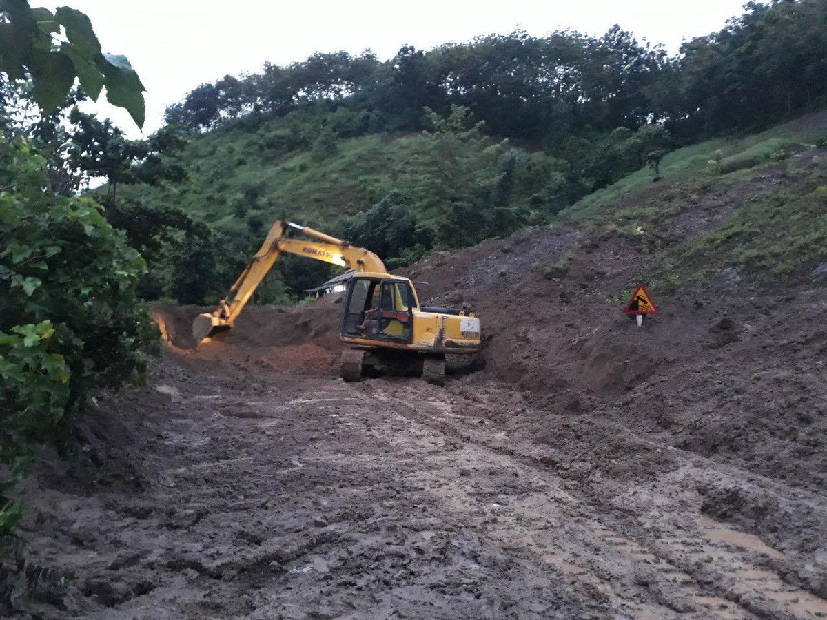 Ngay sau khi xảy ra sạt lở, các đơn vị quản lý đường bộ đã huy động máy móc để tổ chức đảm bảo giao thông.