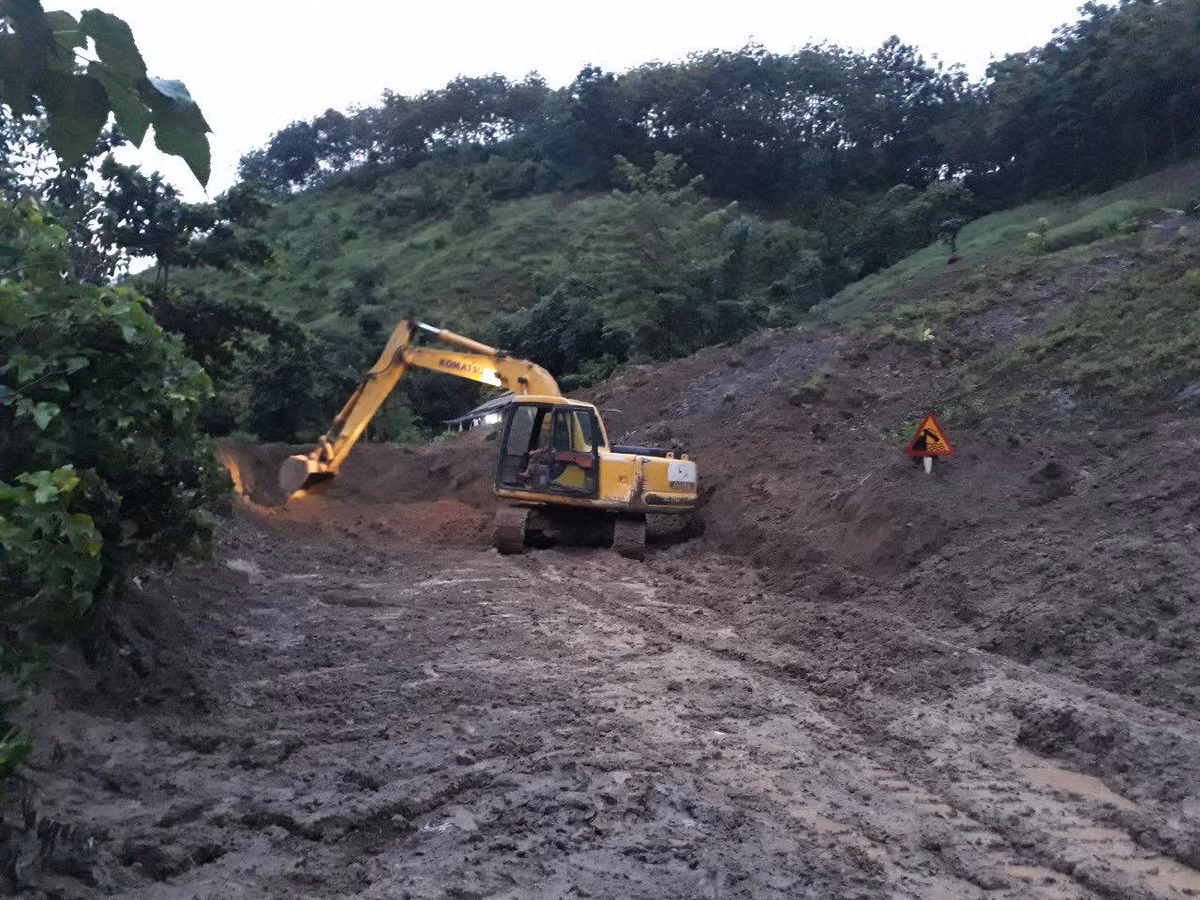 Ngay sau khi xảy ra sạt lở, các đơn vị quản lý đường bộ đã huy động máy móc để tổ chức đảm bảo giao thông.