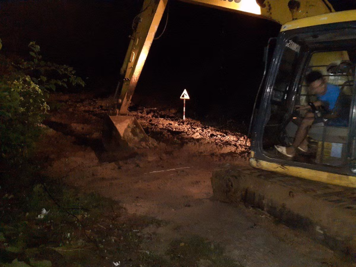 Hang nghin khoi bun dat sat xuong quoc lo khien giao thong un tac-Hinh-2