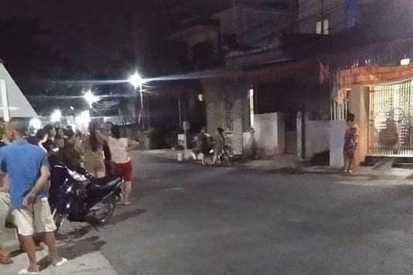  Bố bị con trai phê ma túy dùng kiếm chém : Sau khi 'phê' ma túy, Trịnh Quang Tuyên (SN 1997, trú huyện Thái Thụy, tỉnh Thái Bình) đã dùng kiếm tự chế chém nhiều nhát vào chính bố đẻ là ông T.Q.T (SN 1974) khiến nạn nhân bị thương tích nặng rồi tử vong. Ngày 16/8, Tuyên bị Công an tỉnh Thái Bình bắt giữ. (Ảnh minh họa)