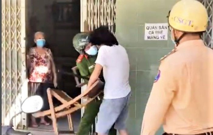  Người đàn ông không mang khẩu trang, ném ghế vào Công an: Ngày 16/8, trong lúc tuần tra, Công an quận Sơn Trà, TP Đà Nẵng, phát hiện N.V.H. (49 tuổi) không mang khẩu trang, ngồi trước nhà. Khi bị nhắc nhở, ông H. dùng ghế ném vào cán bộ làm nhiệm vụ. Sau đó, lực lượng chức năng đã khống chế và đưa người đàn ông về trụ sở Công an để xử lý. 