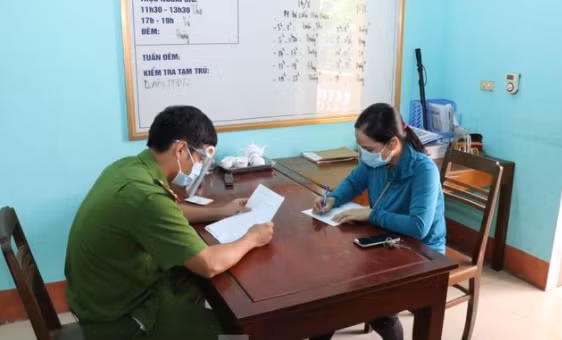  Cán bộ một trường trung cấp sửa giấy xét nghiệm COVID-19 để thông chốt: Ngày 16/8, Bà T.T.T (38 tuổi, là cán bộ Phòng Tổ chức - Hành chính Trường Trung cấp Kinh tế - Kỹ thuật và Du lịch tỉnh Ninh Bình) đã tự ý sửa giấy kết quả xét nghiệm đã hết hạn thành có hạn để "thông chốt". Hiện Công an tỉnh Ninh Bình đang củng cố hồ sơ để xử lý. 