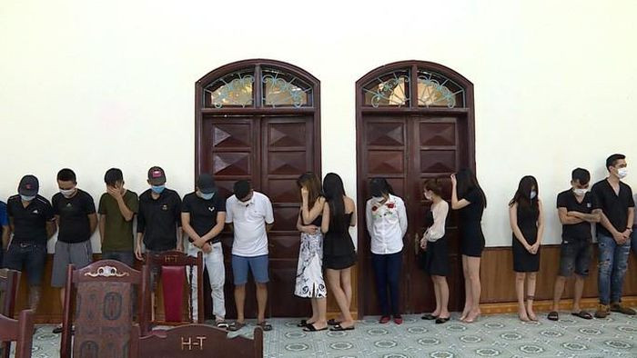  Nữ chủ quán karaoke để 15 nam thanh nữ tú hát hò: Đêm 9/8, Công an TP Hưng Yên đã kiểm tra, phát hiện tại quán karaoke Sắc Việt KTV, địa chỉ xã Trung Nghĩa, TP Hưng Yên do chị Đặng Thị Lan (SN 1987 làm chủ) cho khách vào sử dụng. Công an phát hiện 2 phòng hát có 15 người (7 nam, 8 nữ) đang tổ chức hát karaoke. 