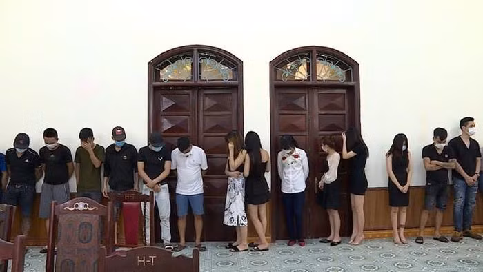  Nữ chủ quán karaoke để 15 nam thanh nữ tú hát hò: Đêm 9/8, Công an TP Hưng Yên đã kiểm tra, phát hiện tại quán karaoke Sắc Việt KTV, địa chỉ xã Trung Nghĩa, TP Hưng Yên do chị Đặng Thị Lan (SN 1987 làm chủ) cho khách vào sử dụng. Công an phát hiện 2 phòng hát có 15 người (7 nam, 8 nữ) đang tổ chức hát karaoke. 