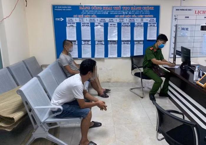  Hai thanh niên vượt chốt kiểm dịch để mua rượu: Hai thanh niên từ khu vực vùng xanh (tại quận Hải Châu, Đà Nẵng) cố tình thông chốt kiểm dịch để ra ngoài mua rượu bất chấp việc toàn TP Đà Nẵng đang thực hiện ai ở đâu thì ở đó. Ngày 19/8, Công an phường Hải Châu 1 (quận Hải Châu) đã lập đề xuất xử phạt 2 nam thanh 15 triệu đồng. 