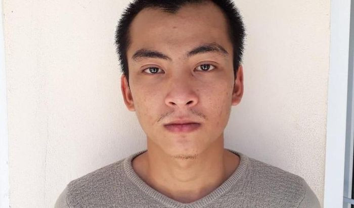  Đâm nạn nhân vì mâu thuẫn chuyện cũ: Trong quá trình đánh bài, giữa Trần Quốc Anh (23 tuổi, ngụ huyện Tây Sơn, Bình Định) và ông Đoàn Văn Lắm (42 tuổi, trú cùng địa phương) xảy ra mâu thuẫn trong việc mua bán bắp trước đây. Quốc Anh cầm dao đâm ông Lắm khiến nạn nhân bị thương nặng. Ngày 19/8, Quốc Anh bị Công an thị xã An Nhơn bắt tạm giam.