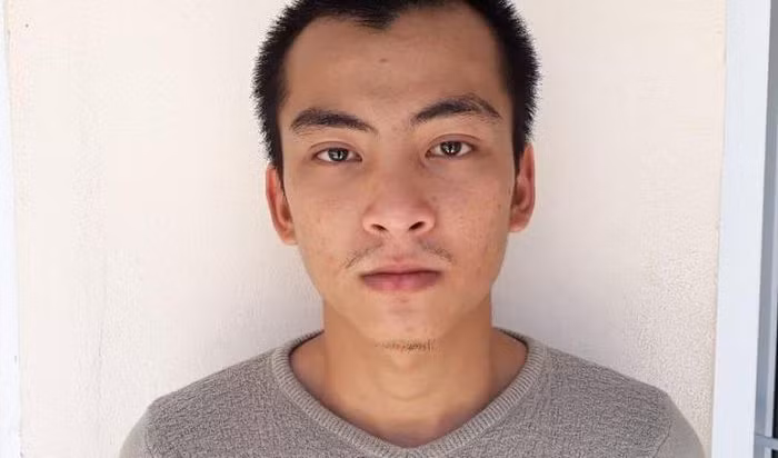  Đâm nạn nhân vì mâu thuẫn chuyện cũ: Trong quá trình đánh bài, giữa Trần Quốc Anh (23 tuổi, ngụ huyện Tây Sơn, Bình Định) và ông Đoàn Văn Lắm (42 tuổi, trú cùng địa phương) xảy ra mâu thuẫn trong việc mua bán bắp trước đây. Quốc Anh cầm dao đâm ông Lắm khiến nạn nhân bị thương nặng. Ngày 19/8, Quốc Anh bị Công an thị xã An Nhơn bắt tạm giam.