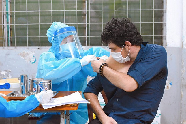 Phường 1 của quận Tân Bình được xem là nơi có đông người nước ngoài sinh sống. Nơi đây đã tiêm hơn 92% dân số từ 18 tuổi trở lên. 