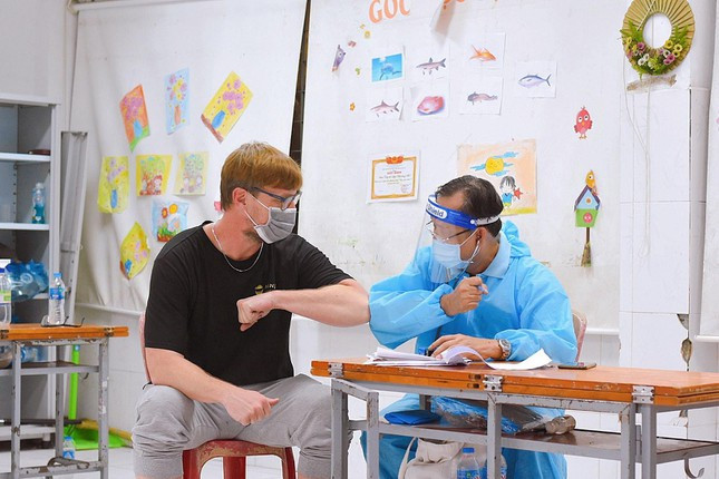 Cảm ơn bác sĩ bằng cái "bắt tay" mùa dịch 