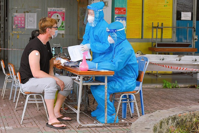 'Dan Tay' di tiem vac xin o Sai Gon-Hinh-2