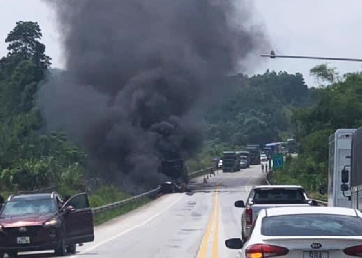 Nguoi dan ong tu vong ben canh o to chay con tro khung