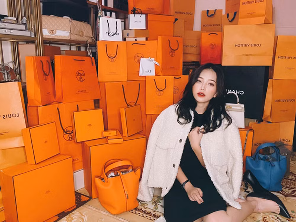  "Hot girl hàng hiệu" lừa đảo chiếm đoạt tài sản hàng tỷ đồng: Để tạo uy tín và vỏ bọc đáng tin cậy, Trần Nguyễn Diệp Anh (SN 2003, ở Sơn La) tự giới thiệu rằng mình làm ca sĩ sinh năm 1996, thường chuyên chạy show nên thuận tiện cho việc "xách tay" các sản phẩm hàng hiệu về nước lừa đảo hàng tỷ đồng của các nạn nhân. Ngày 31/5, Diệp Anh bị Công an tỉnh Sơn La bắt tạm giam.