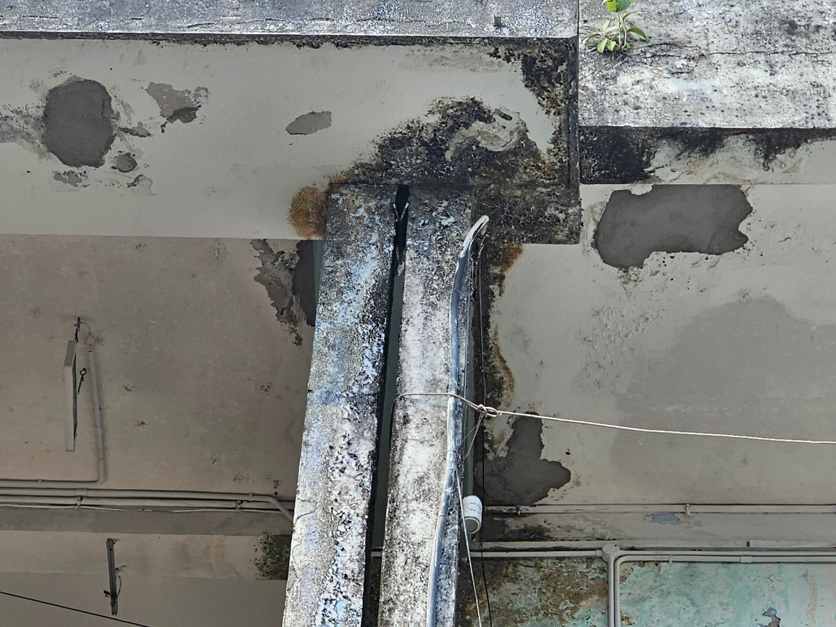 Tất cả các khối nhà đều đã xuống cấp nghiêm trọng, được vá tạm theo kiểu "hư đâu sửa đó".