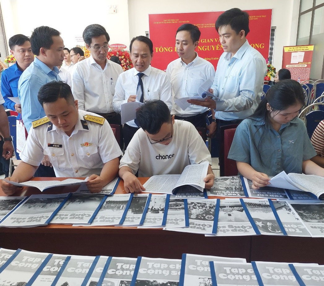 Da Nang: Ra mat Khong gian van hoa Tong Bi thu Nguyen Phu Trong-Hinh-2