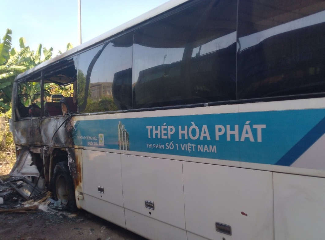 Quảng Ngãi: Xe đang đậu ở bến bất ngờ bốc cháy nghi do đốt rác Quang Ngai: Xe dang dau o ben bat ngo boc chay nghi do dot rac