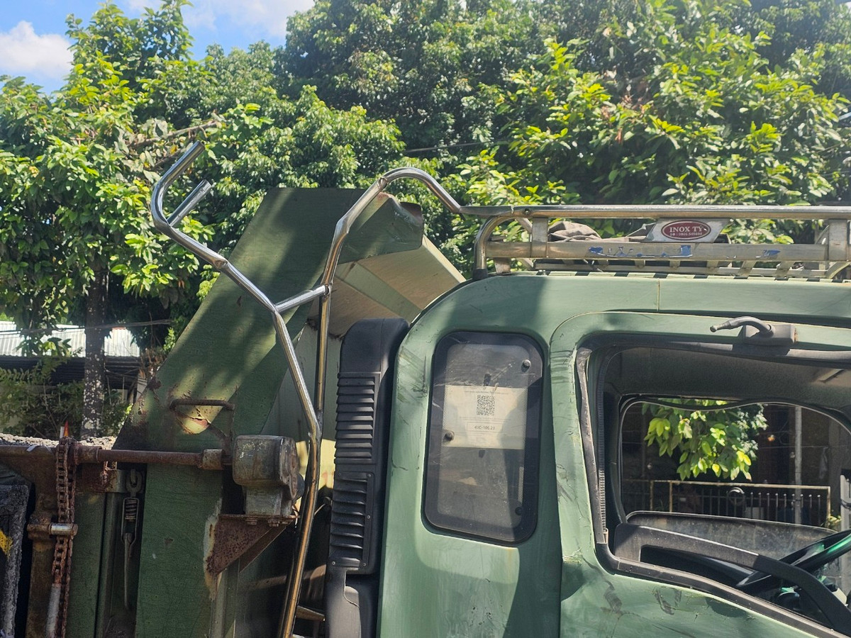 Cú va chạm khiến chiếc xe tải gây tai nạn bị "bung càng".